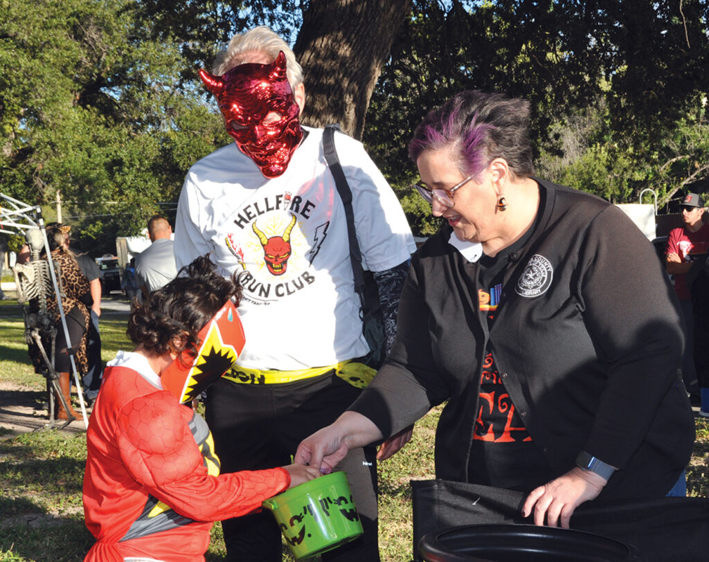 COMMUNITY - Val Verde County Courthouse welcomes Halloween festivities -  830Times