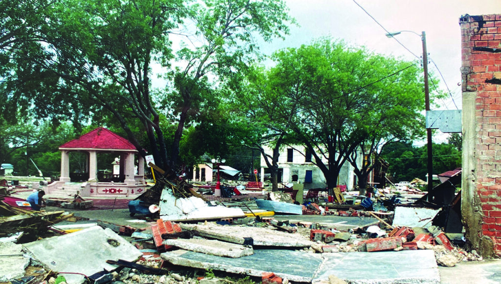 NEWS - Kerrville devastation brings back rush of 1998 flood