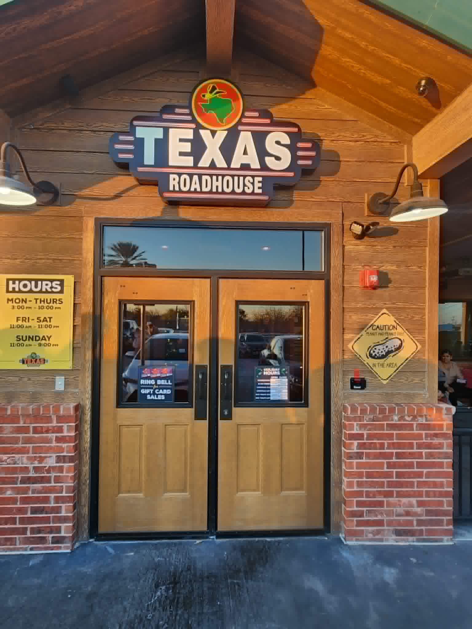 NEWS - Texas Roadhouse holds grand opening - 830Times