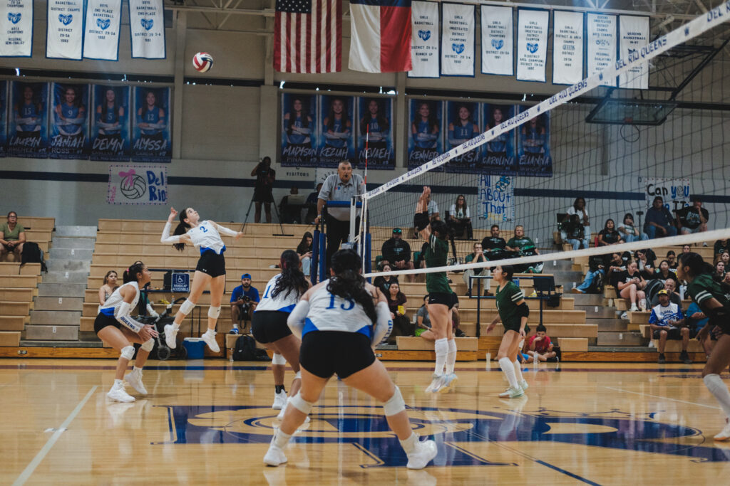 SPORTS — Southwest outlasts Queens in four-set district opener
